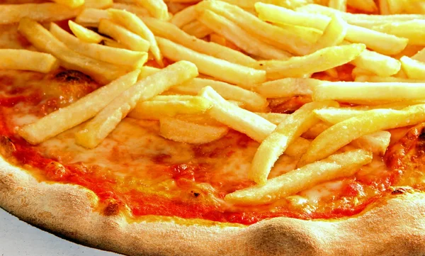 Pizza savoureuse avec frites — Photo