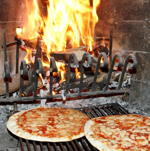 Πίτσα ψημένη σε μια ξύλινη εστία με μια ξύλινος-καίγοντας φούρνος 3 — Φωτογραφία Αρχείου