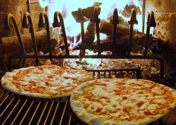 Pizza al horno en una chimenea de leña 1 —  Fotos de Stock
