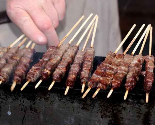 Brochettes de viande grillées sur des charbons ardents — Photo