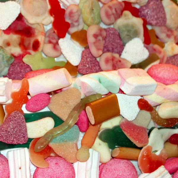 Marshmallow-Kuchen Zuckersüßigkeiten und Bonbons mit buntem Likör — Stockfoto