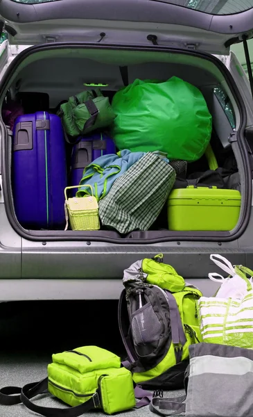 Auto voller Gepäcktaschen — Stockfoto