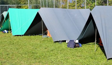bir kamp çadır kurmak