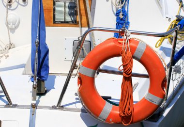 Venedik bağlantı noktası bir tekneye bağlı lifebuoy