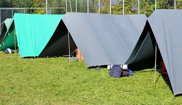 Tenten opgezet in een camping — Stockfoto