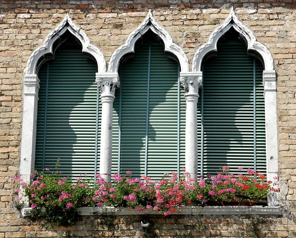 Luxuriöser Balkon im venezianischen Stil mit Bogenfenstern — Stockfoto