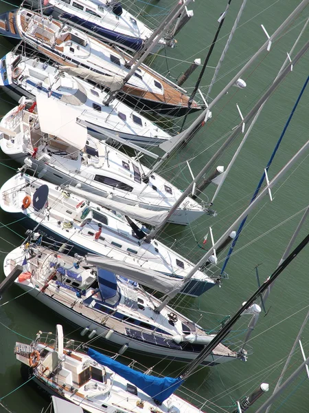 Iates e barcos a motor atracados no prestigiado porto — Fotografia de Stock