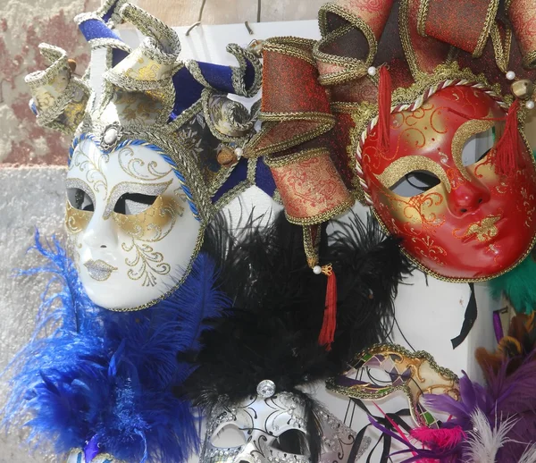 Máscaras venezianas feitas à mão em um suporte — Fotografia de Stock