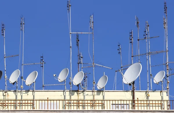 Antenne TV e antenne satellitari per ricevere televisione e radio — Foto Stock