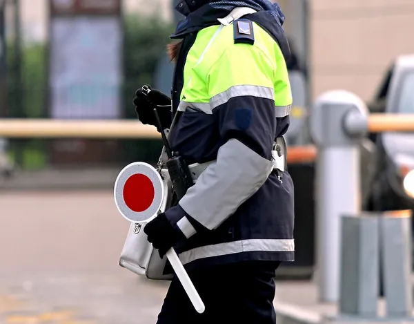 Mujer policía con la pala —  Fotos de Stock