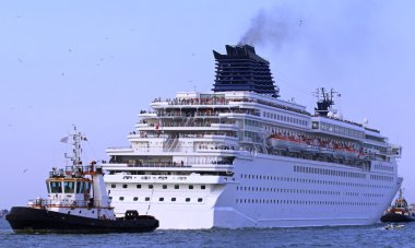 liman şehri kruvaziyer gemi kalkıyor