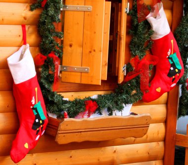 befana duvara asılı içinde çorap