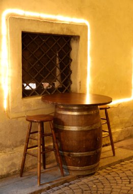 küçük bir varil içinde bir ters yapılmış bir bar masa