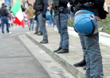 politieagent begeleid de fans in het stadium vóór de voetbal-e