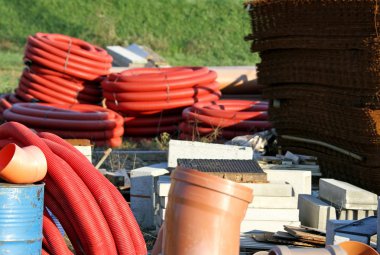 inşaat malzemesi ve kırmızı tüp Muhafazası