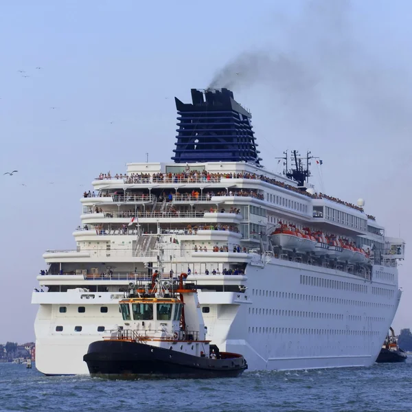 Powerful tugboat while accurately manoeuvre the cruise ship — Stock Photo, Image