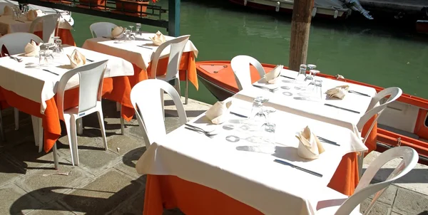 Ресторан на канале в Венеции — стоковое фото
