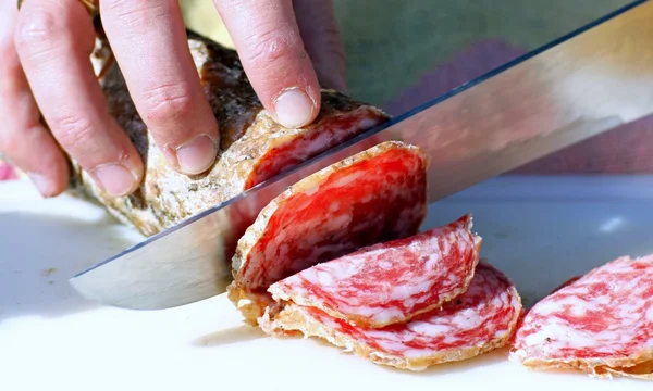 Salami rebanado por la carnicería — Foto de Stock