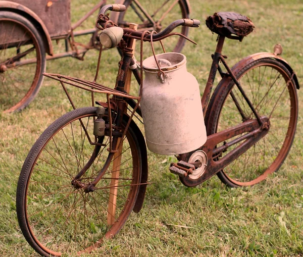 Велосипеды древнего молочника с алюминиевым барабаном — стоковое фото