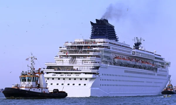 Crucero sale de la ciudad portuaria —  Fotos de Stock