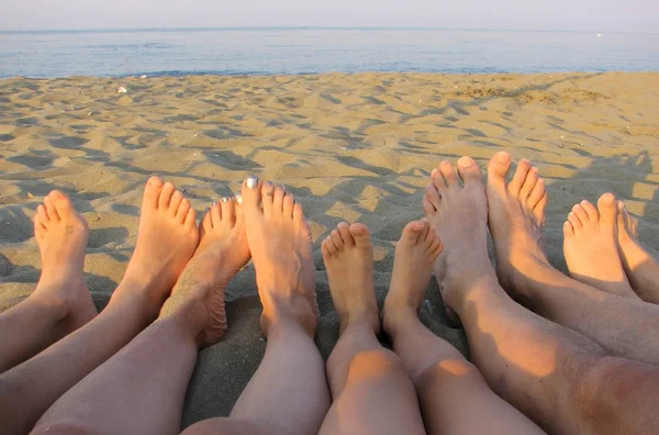 Familjen på stranden av havet på stranden med barnen och pa — Stockfoto