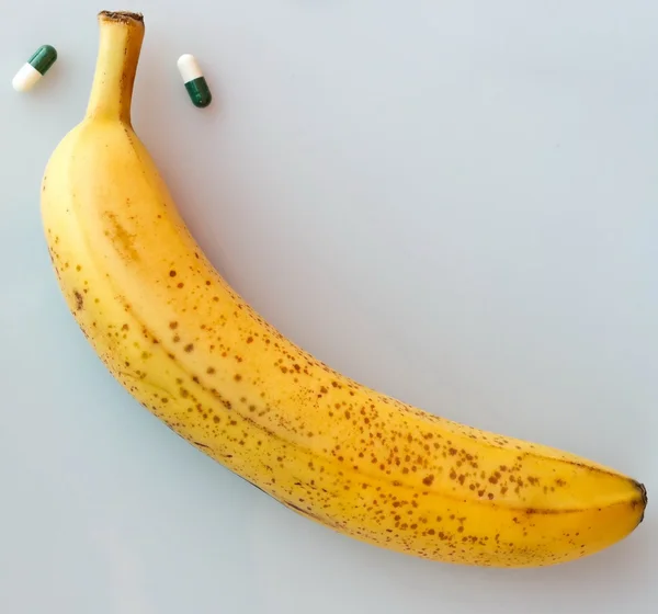 Obrovský žlutý banán s prášky — Stock fotografie