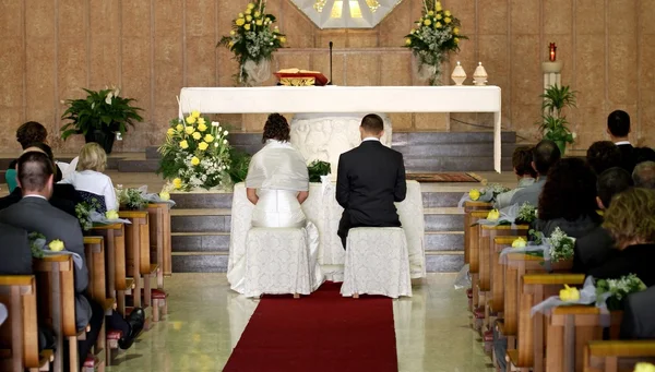 Igreja durante o rito do casamento com uma rosa amarela e o br — Fotografia de Stock
