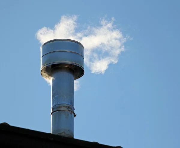 Schornstein auf dem Dach mit Rauch — Stockfoto