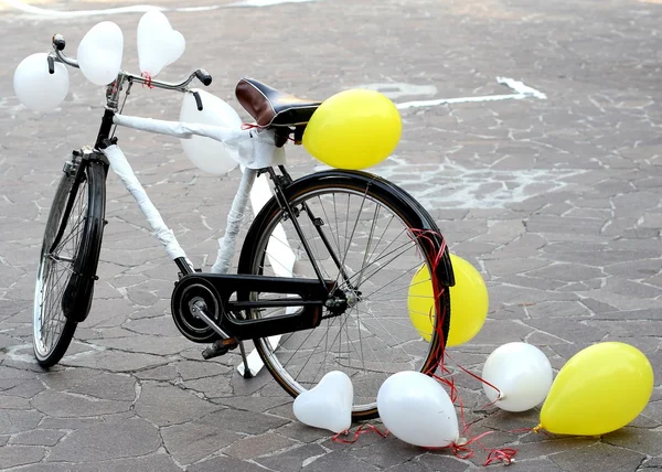 Fahrrad, um zwei zukünftigen Brautpaaren, die gerade heiraten, einen Witz zu machen — Stockfoto