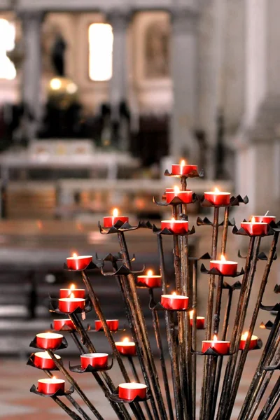 Molte candele rosse dentro una chiesa — Foto Stock