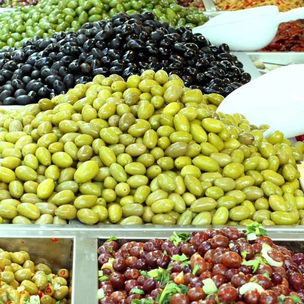 Azeitonas para venda no mercado de produtos hortícolas directamente — Fotografia de Stock