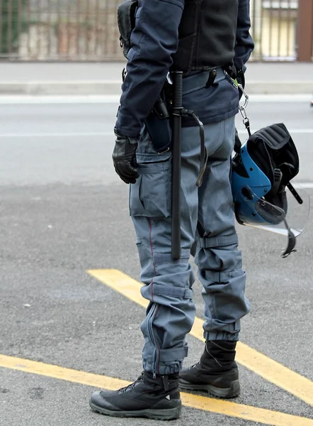 Polícia em equipamento anti-motim com capacetes — Fotografia de Stock