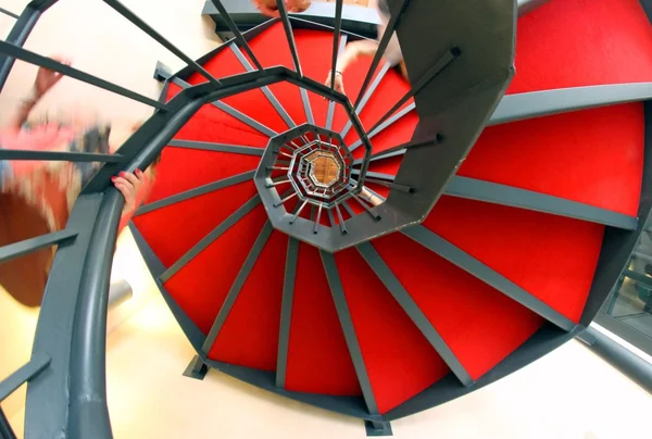 Escalier en colimaçon avec tapis rouge — Photo