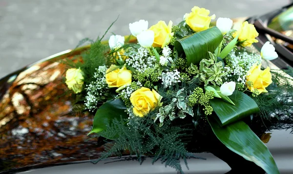 Gula blommor att dekorera motorhuven på bilen — Stockfoto