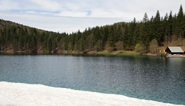 Alpina sjön med kristallklart vatten och bergen 1 — Stockfoto