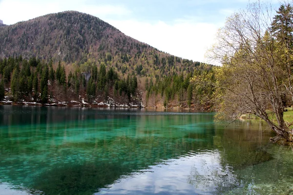 高山湖泊与水晶般清澈的水和山 3 — 图库照片