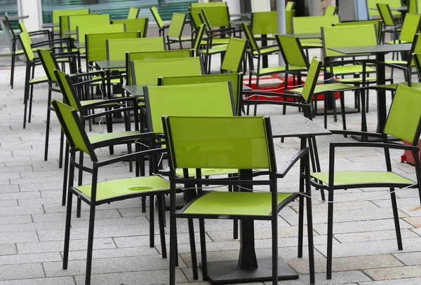 Stolar och bord en bar med öl trädgård — Stockfoto