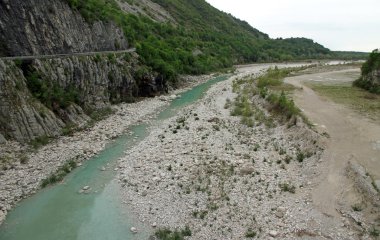 kuraklık sırasında az su ile kuru dere