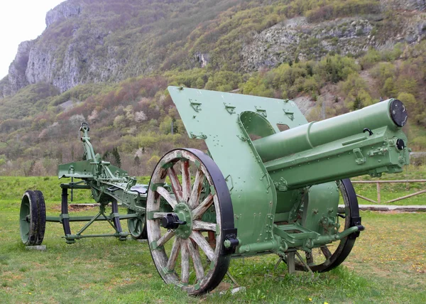 Cannone di Prima guerra mondiale in un ossario a soldati caduti — Foto Stock