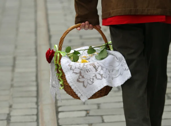 Panier avec plat couvert d'un napperon et d'une rose — Photo
