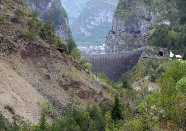 Represa vajont vista desde el monte toc deslizamiento de tierra 1 — Foto de Stock