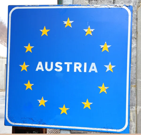 Blauw bord met gele sterren van de Europese grenzen Oostenrijk 1 — Stockfoto