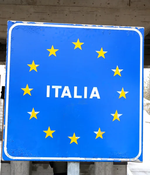 Blauw bord met gele sterren van Europese grensregio italia 3 — Stockfoto