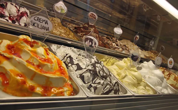 Vassoi pieni di gustosi gelati italiani in una gelateria in It — Foto Stock