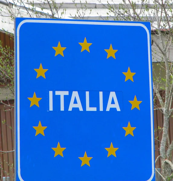 Blauw bord met gele sterren van Europese grensregio italia 2 — Stockfoto