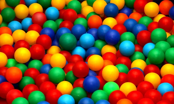 Muitas Bolas De Plástico Coloridas Na Piscina Da Sala De Jogos. Foto  Royalty Free, Gravuras, Imagens e Banco de fotografias. Image 121732611