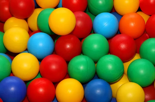 Bolas coloridas para jogar diversão em uma piscina — Fotografia de Stock