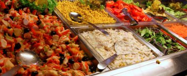 bir self-servis olarak çok lezzetli gıdalar ile çelik tepsiler