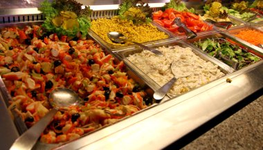 kendi kendine restaura içinde çok lezzetli gıdalar ile çelik tepsiler