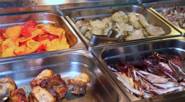 bir restoranda 1 çok iyi gıdalar ile çelik tepsiler